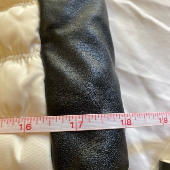 Woman’s puffy vest size Med.  Like New Condition - Picture 10 of 10